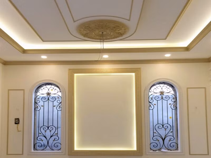 Với căn hộ nhỏ thì làm trần thạch cao theo phong cách đơn giản sẽ hợp lý hơn trang trí kiểu cách và giật cấp, nó sẽ làm cho nhà trông vừa nhỏ vừa rối mắt hơn.