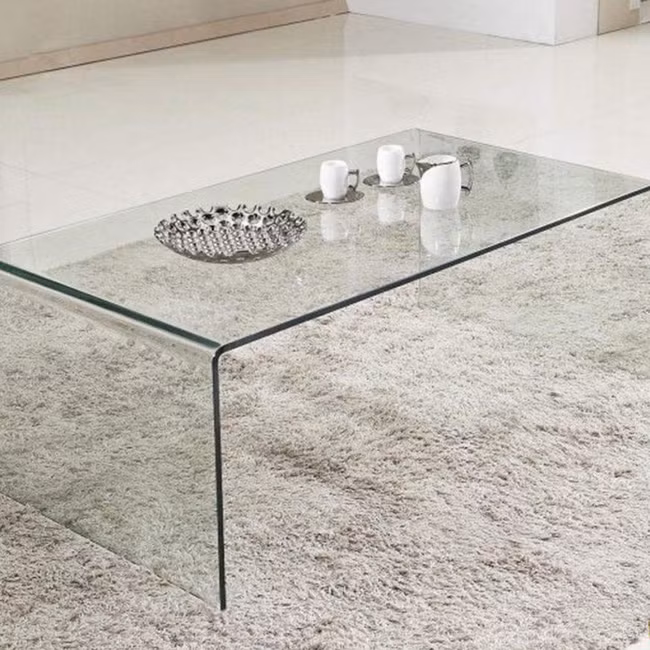 Bàn ghế bằng kính có vẻ thẩm mỹ nhưng các loại mặt bàn bằng kính đều rất dễ vỡ hoặc xước khi cọ rửa. Ngoài ra khi mặt kính ố màu thì thẩm mỹ ngôi nhà cũng trở nên kém tinh tế hơn.