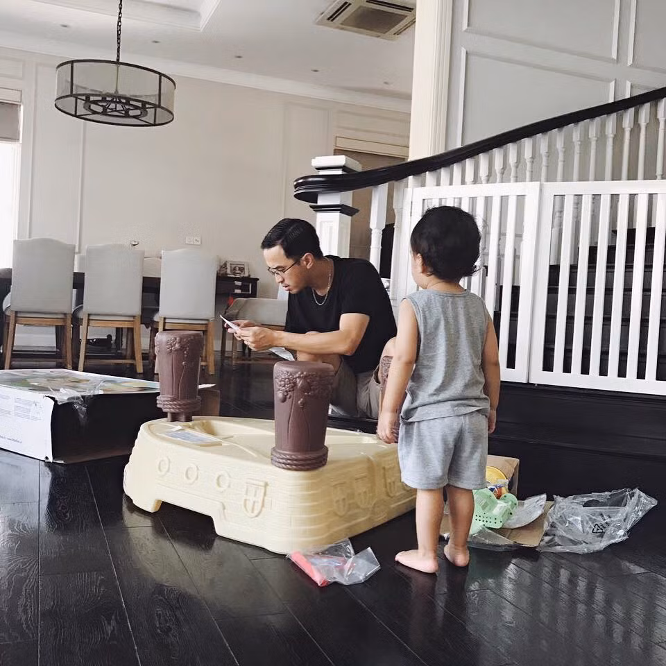 Gia đình Hà Tăng để dành khoảng không gian rộng để các con có chỗ vui đùa, chạy nhảy.