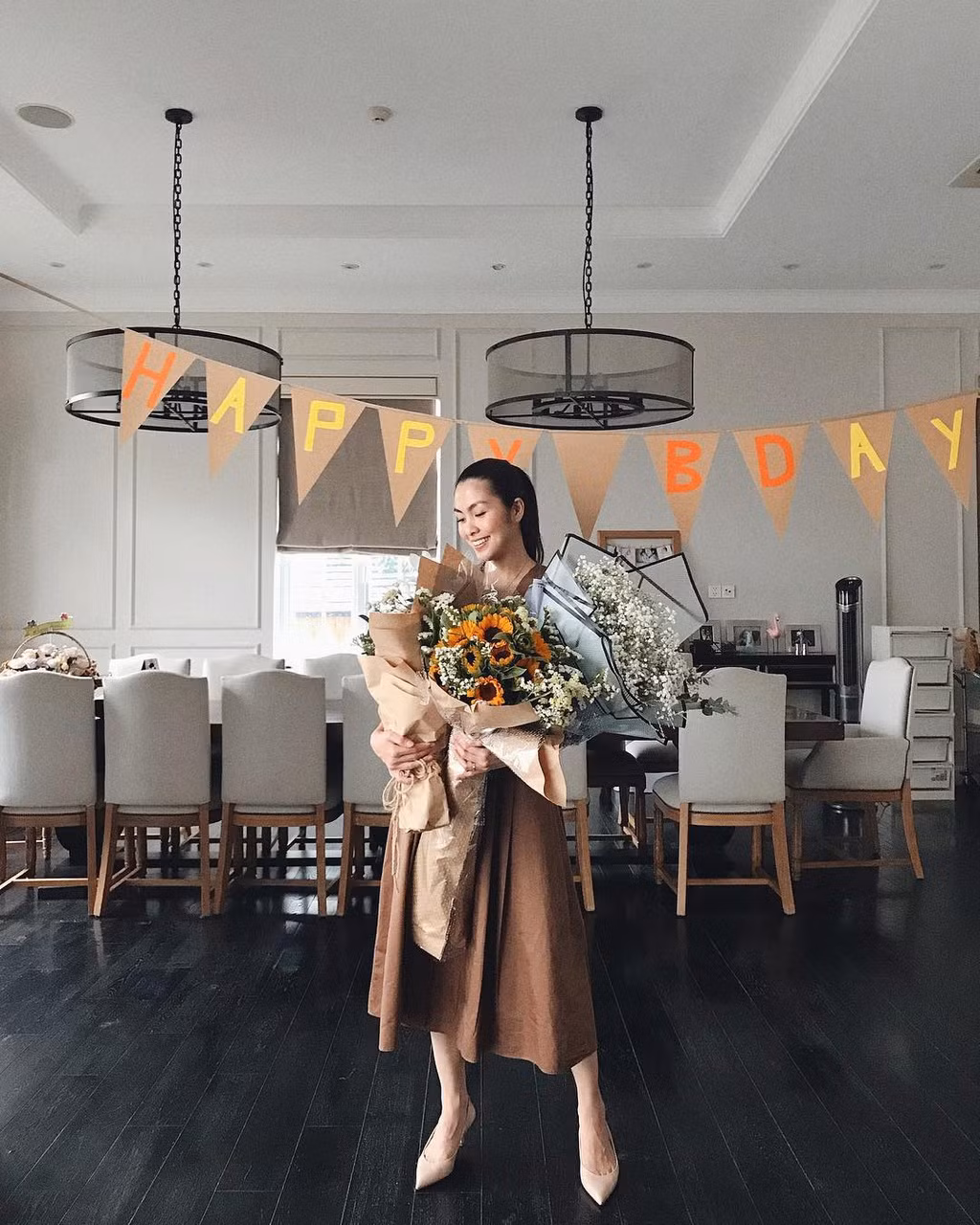 Phòng bếp nhà nữ diễn viên có diện tích lớn với bộ bàn ăn dài.