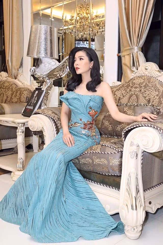 Biệt thự rộng rãi, có bể bơi ước tính giá trị hàng chục tỷ đồng.