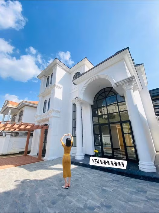 Bức ảnh chụp từ phía ngoài nhưng cũng dễ cảm nhận được vẻ bề thế, sự sang trọng của không gian sống này.