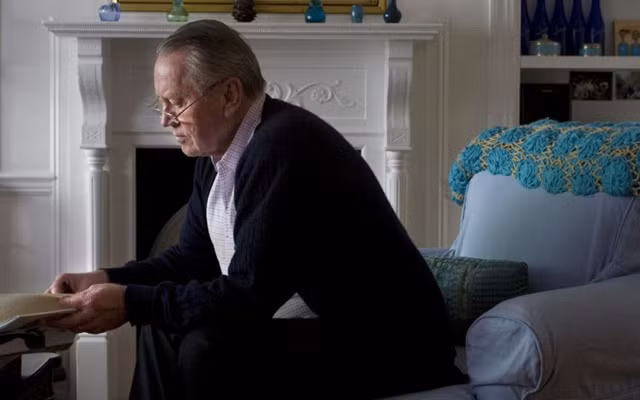 Trong khi đó, Chuck Feeney vẫn đeo đồng hồ giá 15 USD, đi máy bay vé hạng bét, cũng chẳng có nhà hay xe hơi riêng. Nguồn ảnh: Getty Imgae.