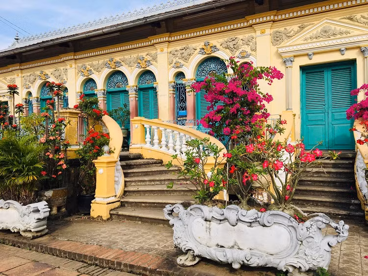 Năm 1917, ông Huỳnh Cẩm Thuận cho trùng tu lại ngôi nhà bằng gạch đặc bao lấy khung gỗ bên trong. Do đó, ngôi nhà hình thành một tổng thể lối kiến trúc pha trộn hài hòa giữa Pháp, Việt, Hoa. Ảnh: Dân Việt.
