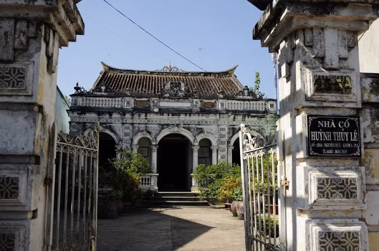 Tọa lạc tại số 255A, đường Nguyễn Huệ, phường 2 (thành phố Sa Đéc, tỉnh Đồng Tháp), nhà cổ Huỳnh Thủy Lê đến nay đã trải qua gần 125 năm thăng trầm cùng thời gian. Ảnh: Dân Việt.