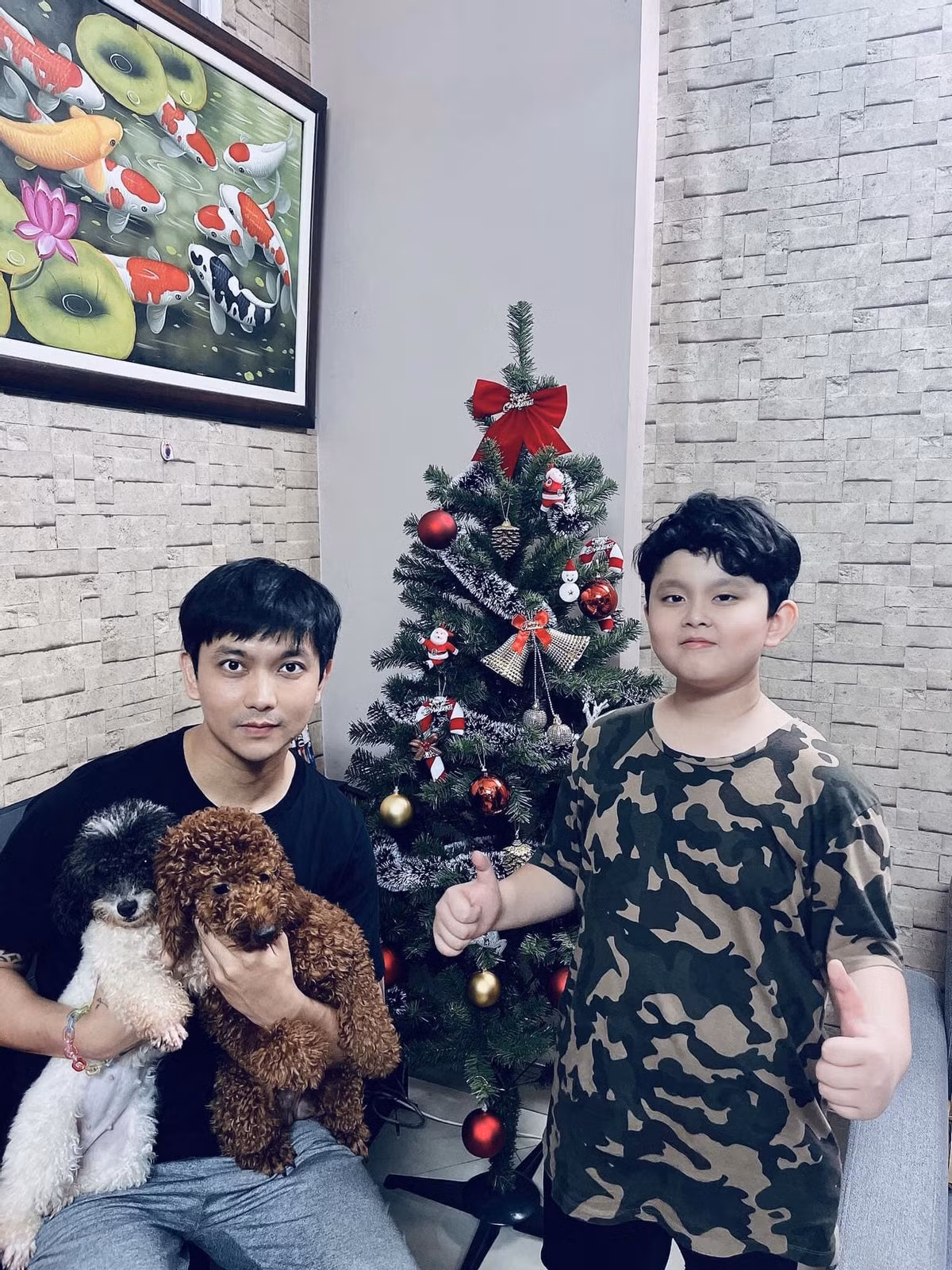 Cây thông Noel lộng lẫy trong nhà ca sĩ Tim.