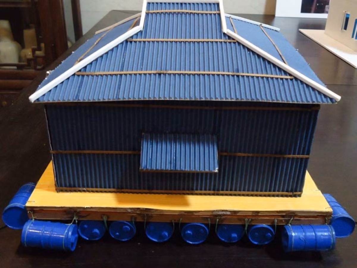 Nhà phao sử dụng vật liệu nổi như thùng phuy sắt 200l, thùng phuy nhựa 200l để kết nối nâng đỡ sàn và kiến trúc nhà bên trên bằng vật liệu nhẹ, độ bền cao. Ảnh: Kienviet.
