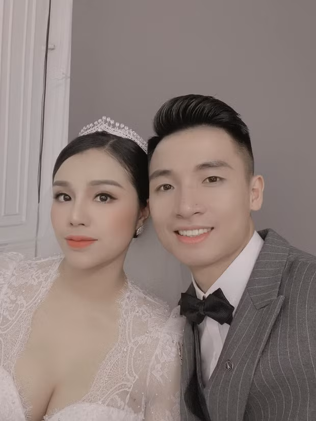 Trong khi đó,cầu thủ Bùi Tiến Dũng - Khánh Linh đã tổ chức lễ đính hôn ngày 26/6/2019 và có với nhau em bé tên Shi nhưng tháng 1/2021 mới tổ chức lễ cưới. Ảnh: Vietnamnet.
