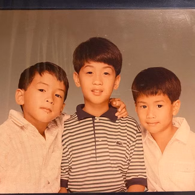 Ngay từ khi còn bé, cả 3 chàng thiếu gia nhà doanh nhân Johnathan Hạnh Nguyễn đều là những cậu bé vô cùng khôi ngô, tuấn tú. Nguồn ảnh: Internet.