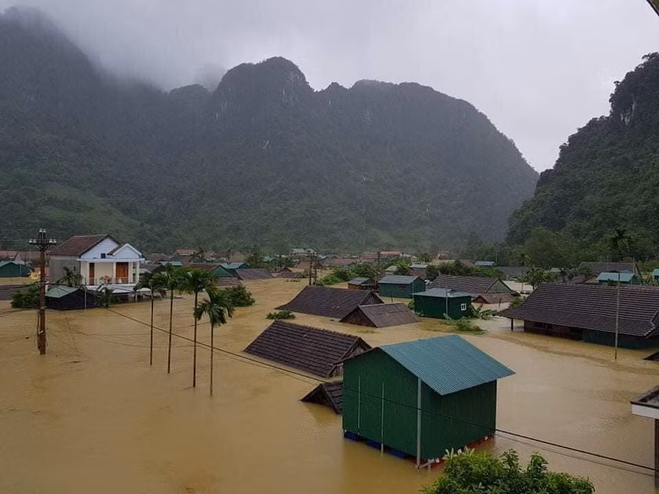 Tuy nhiên, tại xã Tân Hóa, huyện Minh Hóa, tỉnh Quảng Bình trong sáng 18/10 dù nước ngập sâu nhưng những ngôi nhà phao - một trong 9 mô hình nhà an toàn của dự án Nhà Chống Lũ đã phát huy tác dụng, bảo vệ an toàn tính mạng và tài sản cho bà con. Ảnh: Nhachonglu.