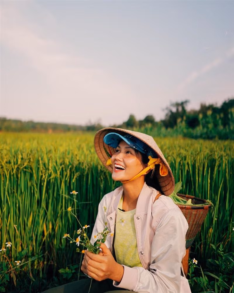 Ngoài dự sự kiện, H'Hen Niê cũng xuất hiện khá thường xuyên trên các sàn diễn thời trang với vai trò vedette, cát-xê có thể lên đến hàng trăm triệu. Ảnh: Vietnamnet.