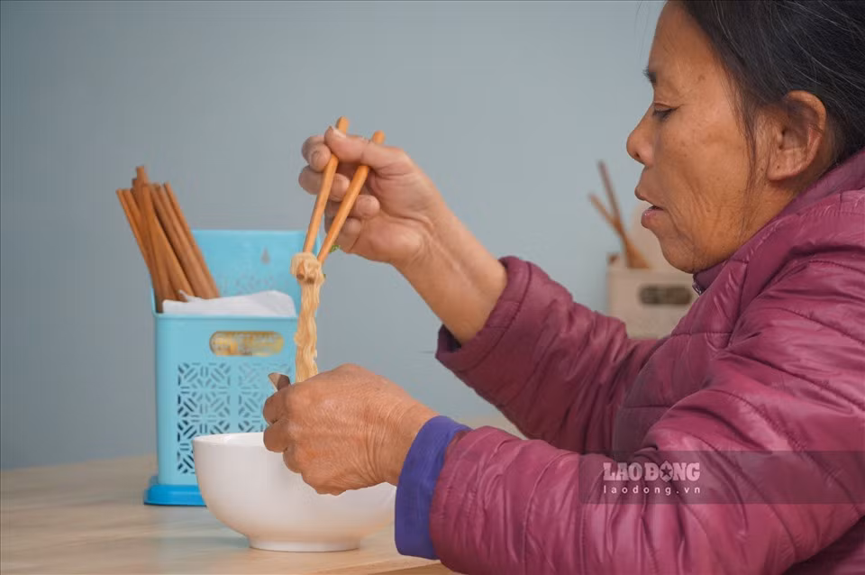 Được biết, quán mở cửa từ 10 giờ 30 phút, các ngày thứ hai, tư, sáu trong tuần. Theo kế hoạch trong thời gian tới, những nhà hảo tâm sẽ tiếp tục chung tay mở thêm nhiều cơ sở tương tự nữa tại Hà Nội.