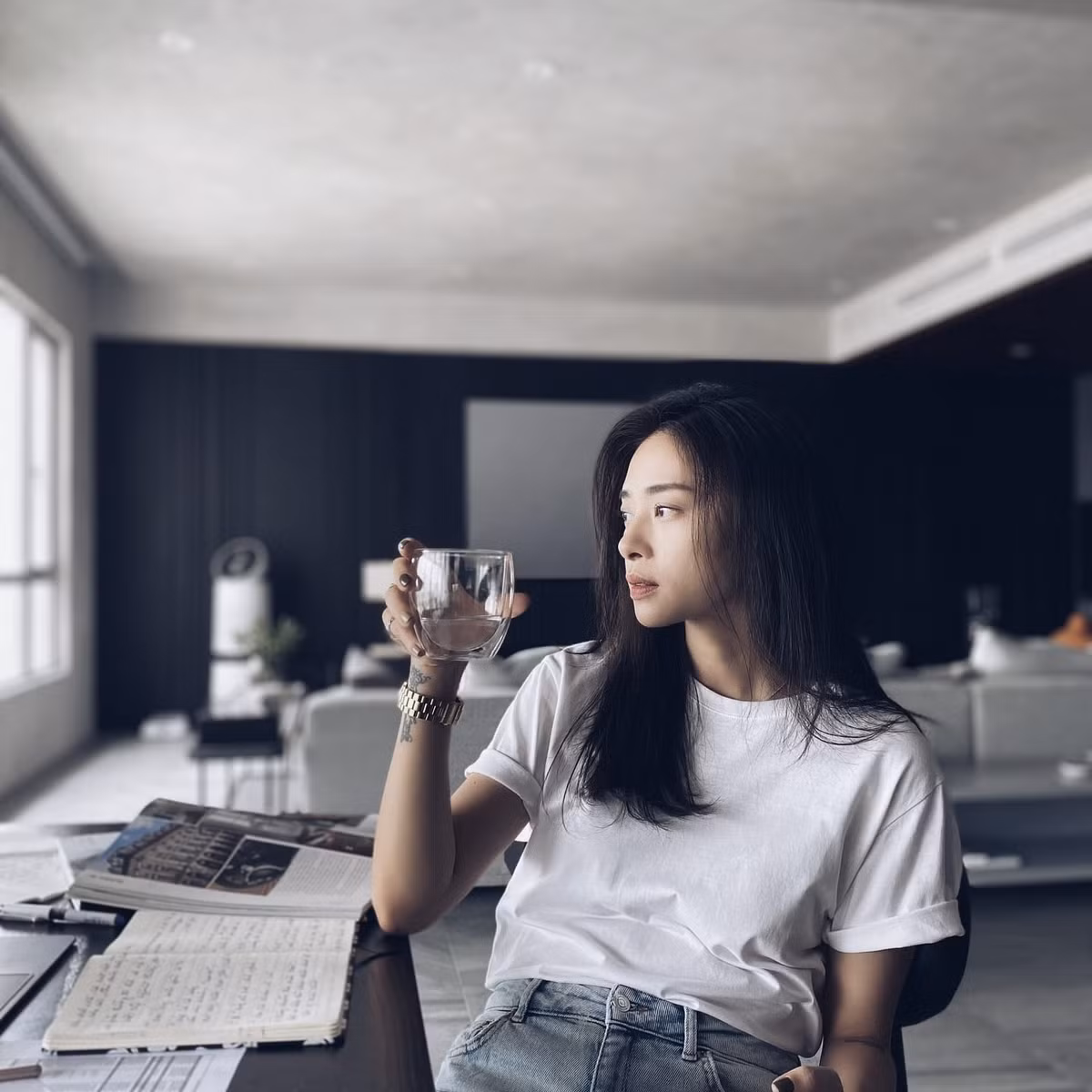 Thời gian gần đây, Ngô Thanh Vân thường xuyên check-in trong một phòng khách với nội thất màu xám - đen rất tinh tế, sang trọng.