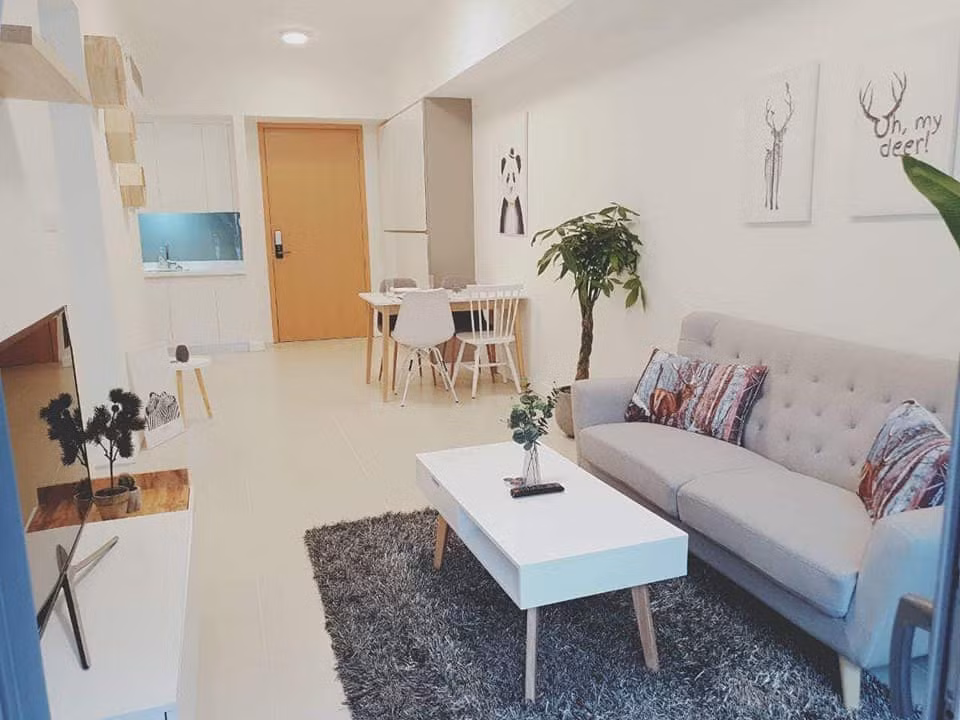 Căn hộ có nội thất đơn giản với 2 tone màu trắng - xám trang nhã. Giá trị của cơ ngơi này hơn 3 tỷ đồng.