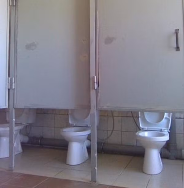 Nhà vệ sinh sáng tạo tới mức người ngoài có thể biết ngay bên trong có ai hay không.