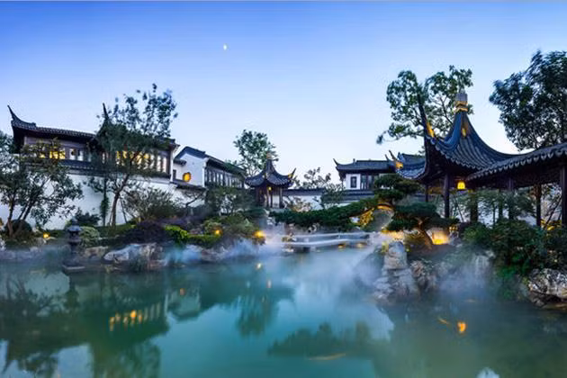 Toàn bộ khuôn viên rộng khoảng 6.000 m2, được thiết kế với 32 phòng ngủ, 32 phòng tắm, có bể bơi, hầm rượu vang và ao hồ phủ sương khói suốt 24 giờ. Ảnh: Tipsmake