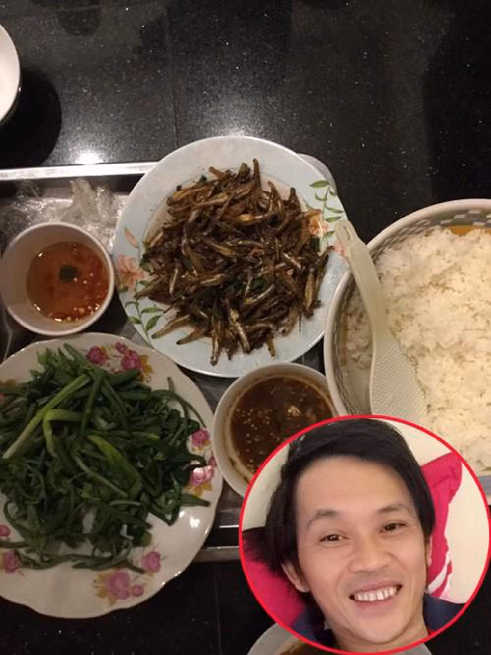 Thế nhưng, trái lại với danh tiếng và sự giàu có đó, thói quen ăn uống của Hoài Linh vô cùng giản dị: Cá khô, mắm ruốc. Ảnh: Internet.