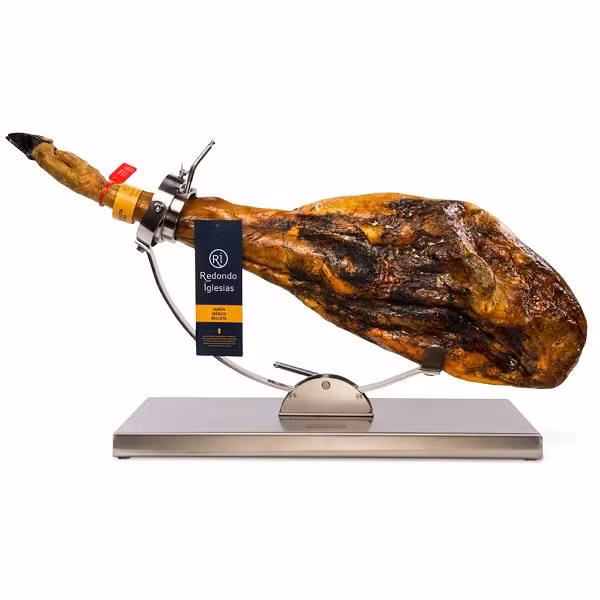 Cuối cùng đùi lợn Iberico được chuyển vào các phòng bảo quản có điều kiện biến đổi theo mùa khiến 40% trọng lượng đùi tan đi. Từ trọng lượng khoảng 13-15kg, sau 1-2 năm chỉ còn lại 6-7kg. Ảnh: Kenko.