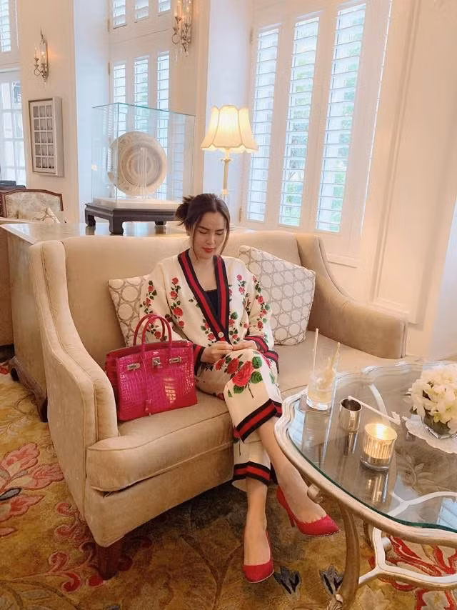 Nữ doanh nhân là chủ của nhiều khu nghỉ dưỡng, resort và nhà hàng cao cấp Anantara tại Mũi Né, Phú Quốc, Nha Trang và chủ đầu tư của nhiều dự án văn phòng, bất động sản tại TP HCM.