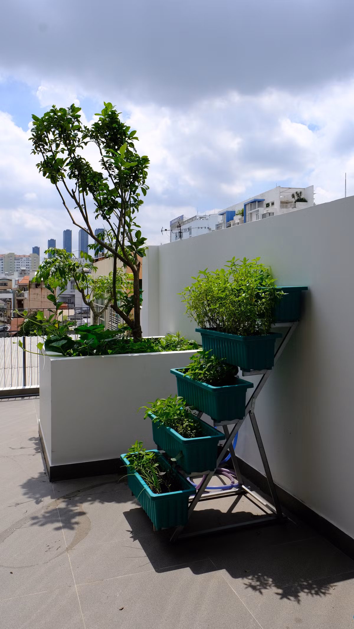 Giới hạn diện tích và không gian tiếp cận có lẽ là bất lợi chung của nhà phố tại Việt Nam, đặc biệt là các khu dân cư cũ.
