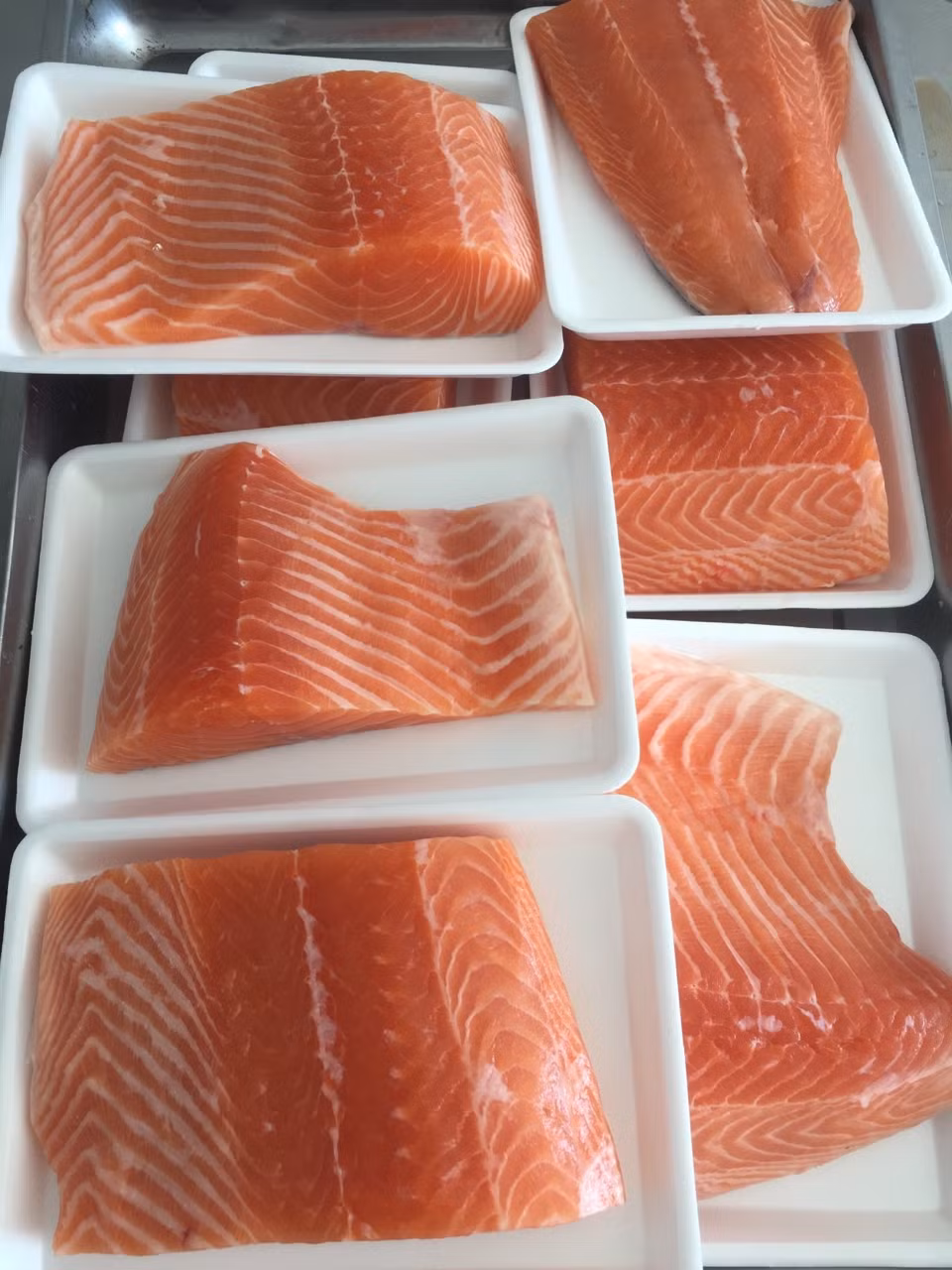 Cá hồi 170 nghìn/kg: Trôi nổi “hết đát”... phân biệt loại ngon thế nào? Ca hoi 170 nghin/kg: Troi noi “het dat”... phan biet loai ngon the nao?