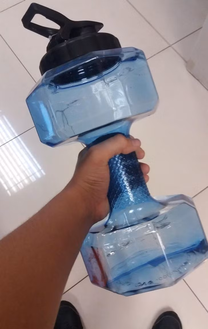 Chai nước còn có thể sử dụng như một quả tạ.