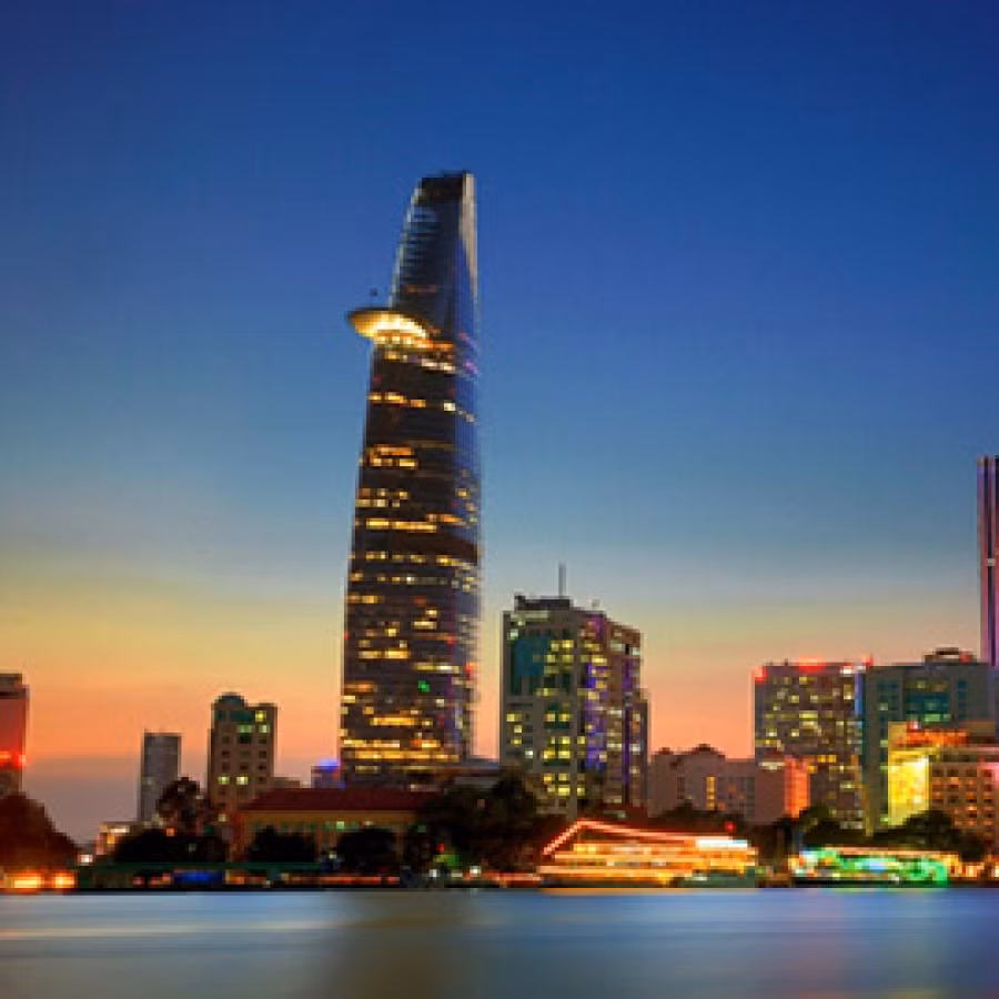 Nhìn từ bên ngoài, tòa nhà vươn cao như hình cánh hoa tạo thành một tổng thể kiến trúc thanh thoát. Nhìn từ sông Sài Gòn, toà nhà vươn lên cao như 3 cánh hoa sen.