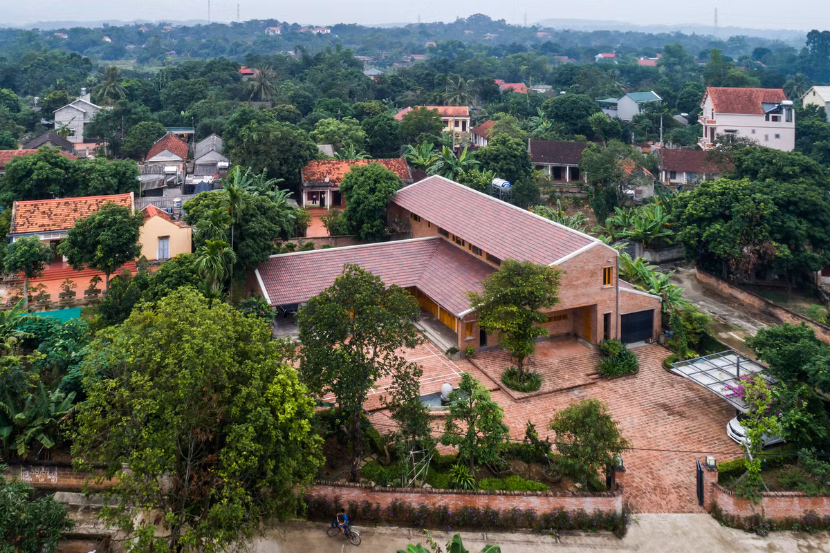 Tọa lạc tại một vùng nông thôn ở Phú Thọ, X House là ngôi nhà làm hoàn toàn từ gỗ xoan địa phương.