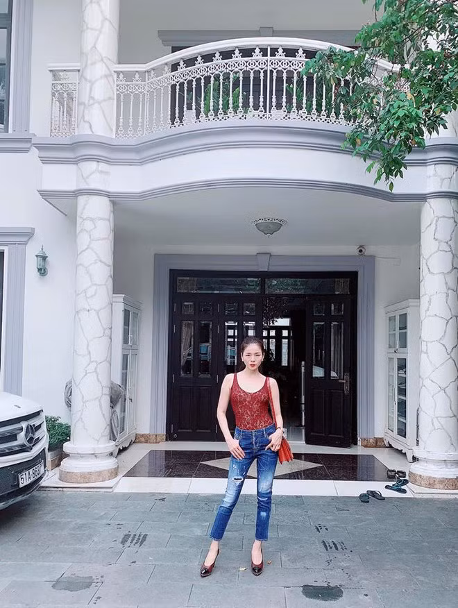 Nữ ca sĩ sở hữu cùng lúc hai căn biệt thự sang trọng tại Mỹ và Việt Nam. Ảnh: FBNV.