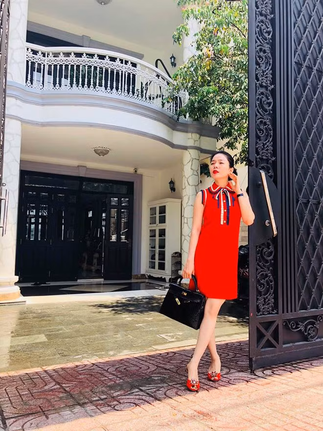 Cơ ngơi đồ sộ của Lệ Quyên tại Việt Nam tọa lạc ở vị trí đắc địa trong khu Thảo Điền, quận 2 (TP.HCM). Ngôi nhà thiết kế theo phong cách châu Âu, có bể bơi. Ảnh: FBNV.