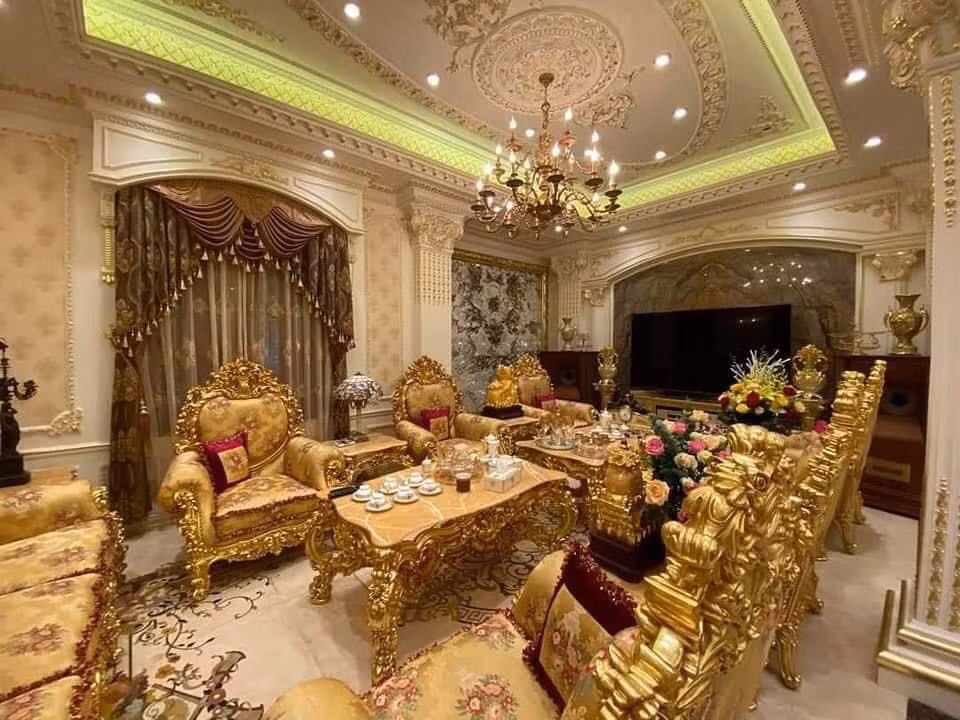Toàn bộ bên trong bất động sản đều được dát vàng. Ảnh: Vietnamnet