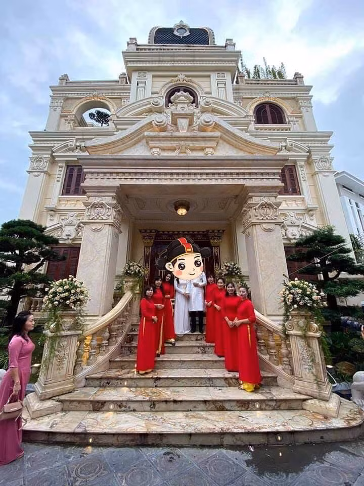 Tháng 10 vừa qua, hình ảnh về đám cưới của một cặp đôi người Tuyên Quang làm nhiều người trầm trồ khi diễn ra tại một tòa lâu đài tráng lệ, nguy nga và bề thế. Ảnh: Vietnamnet.
