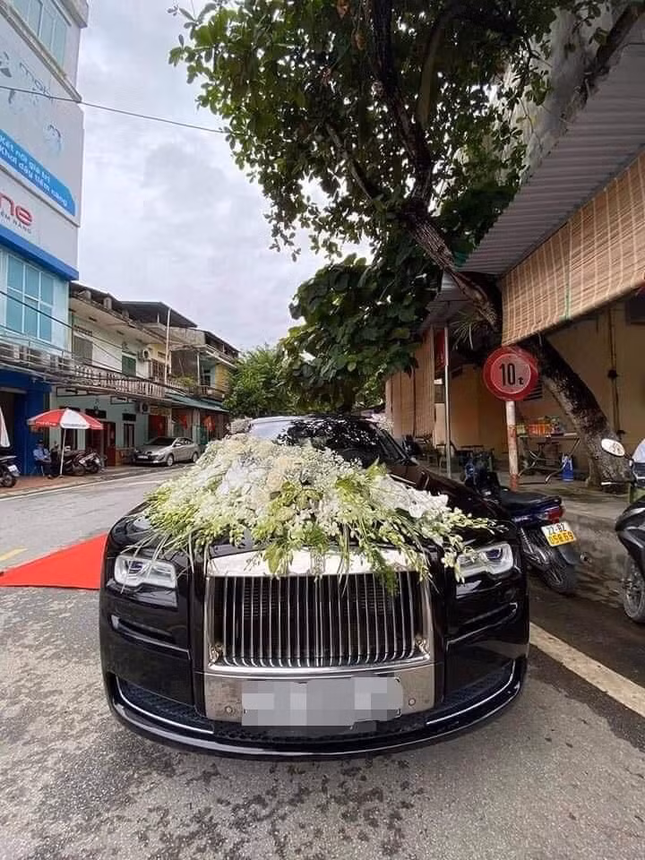 Không chỉ vậy, dàn xế hộp đón dâu cũng làm nhiều người phải choáng ngợp khi cô dâu, chú rể ngồi trên chiếc Rolls Royce biển tứ quý 8. Ngoài ra, còn có 10 chiếc xe khác cũng thuộc hàng đắt đỏ, trong đó có chiếc Maybach S600 có giá hơn 14 tỷ đồng mang biển số tứ quý 9. Ảnh: Vietnamnet