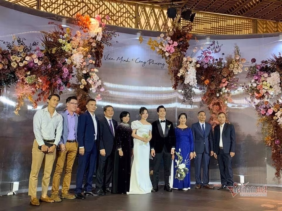Trong tiệc đãi khách tối nay, cô dâu khoác lên mình chiếc váy có thiết kế tối giản, không đính kết cầu kì, cũng không bồng xoè, diêm dúa. Ảnh: Vietnamnet.
