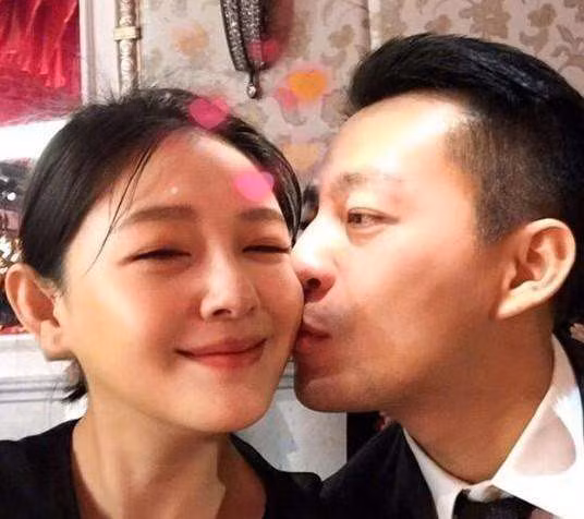 Thế nhưng, cuộc sống hạnh phúc viên mãn của cặp đôi không kéo dài lâu khi Uông Tiểu Phi bất ngờ công bố phá sản vì những khó khăn trong kinh doanh. Thậm chí Từ Hy Viên còn phải bán 2 căn biệt thự cao cấp để giúp đỡ chồng.