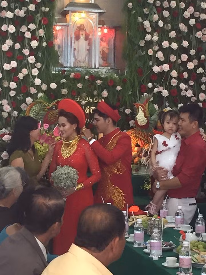 Đám cưới của cặp đôi trẻ ở Đồng Nai (cô dâu Nguyễn Phú Quý và chú rể Nguyễn Tuấn Anh) từng gây sốt cộng đồng mạng vì số vàng được trao trong ngày cưới. Ảnh: Lao động.
