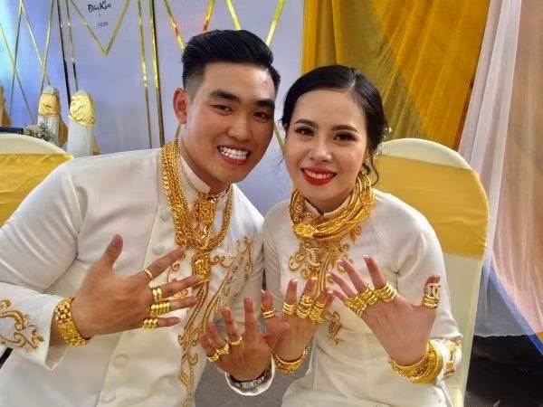 Tháng 2/2020, hình ảnh cô dâu, chú rể ở TP.HCM đeo vàng đầy người, kín cả 2 cổ tay trở thành tâm điểm chú ý trên mạng. Ảnh: Zing.