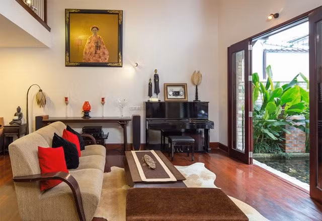 Bên ngoài căn biệt thự được bao quanh bởi một bãi cỏ xanh mát tạo cảm giác thoải mái, thoáng đãng rất dễ chịu. Ảnh: GDTĐ.