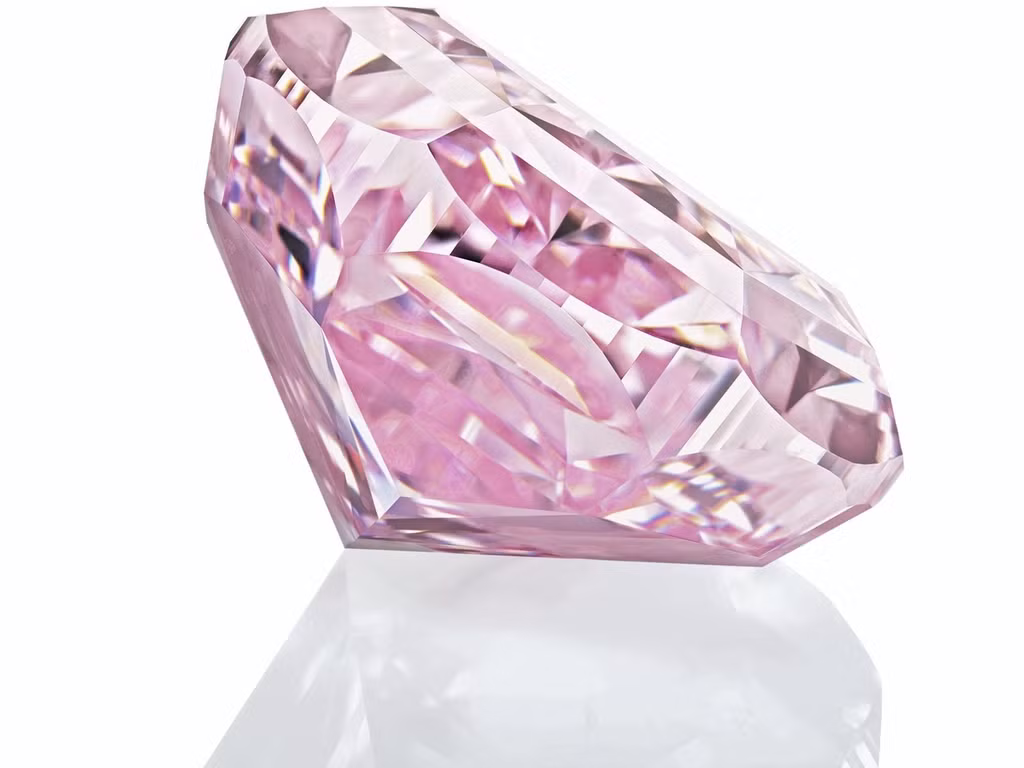 Viên kim cương có trọng lượng 14,83 carat được bán đấu giá sau hơn 3 năm được phát hiện từ một mỏ ở đông bắc nước Nga. Ảnh: Courtesy Sotheby's.