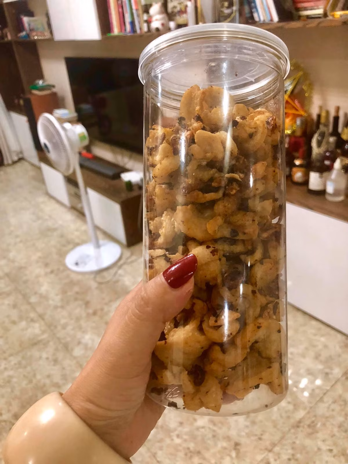 Tuy nhiên, khoảng 2 năm trở đây, tóp mỡ bỗng nhiên trở thành đặc sản, được bày bán sang chảnh với giá cực đắt đỏ 400.000 – 500.000 đồng/kg.