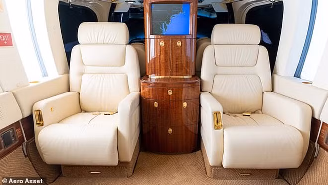 6 ghế bọc da có nhiều phụ kiện bằng vàng như dây an toàn mạ vàng.