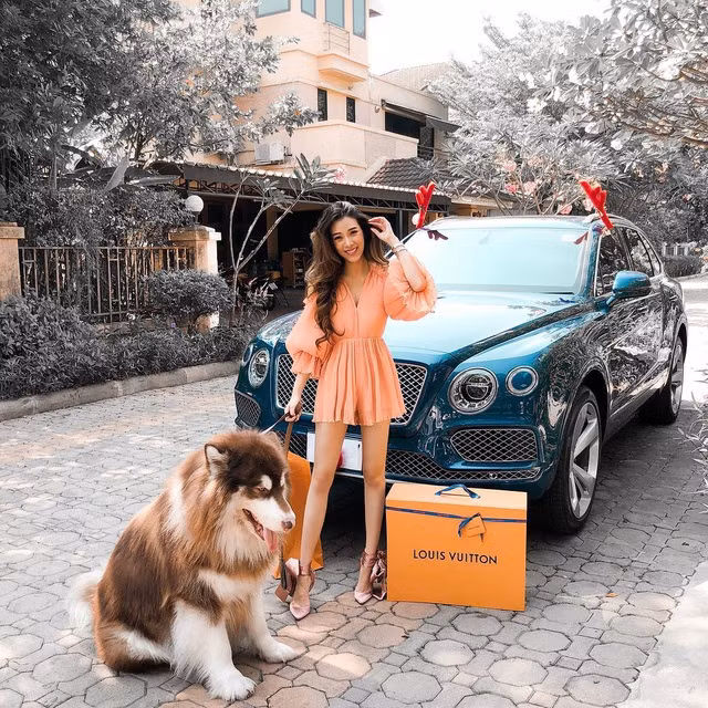 Bên cạnh xe hơi, Bubee Vareenithi Kanpaibool còn thích sư tập các món đồ thời trang đắt đỏ đến từ các thương hiệu đình đám như Chanel, Dior, Tom Ford, Jo Malone, Hermes, YSL, Louis Vuittion, Givenchy...