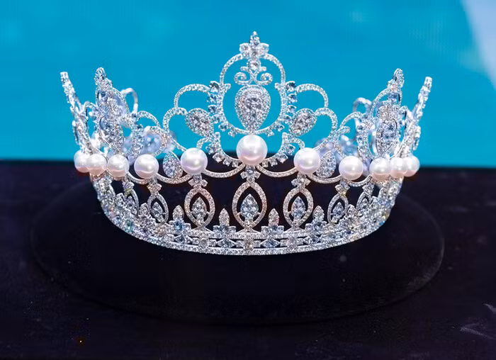 Chiếc vương miện được đính kết từ 21 viên ngọc trai, 1641 viên kim cương, 581 viên đá quý. Ảnh: Saostar.