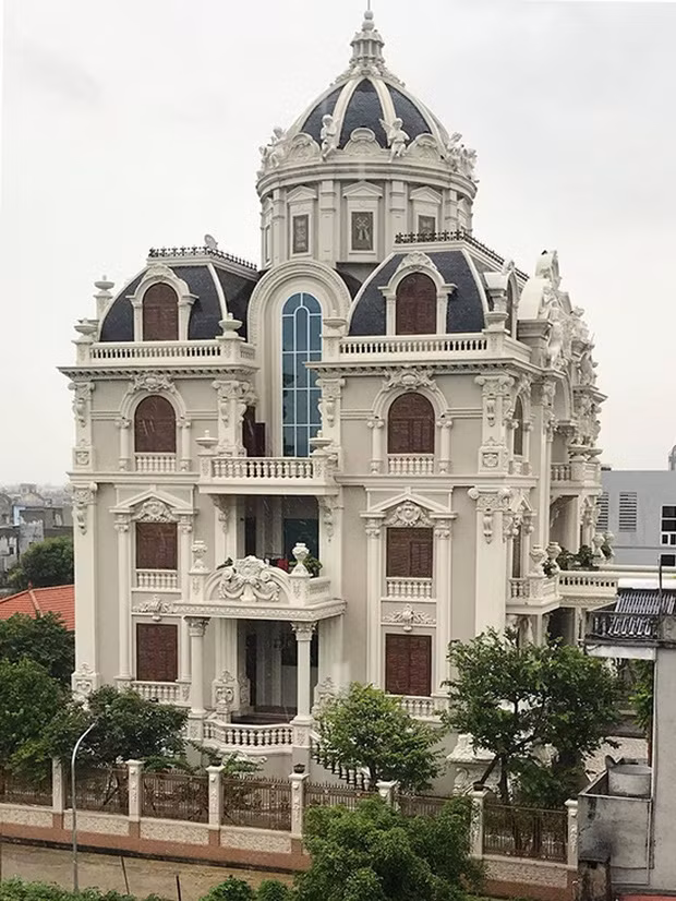 Lâu đài Lan Khoa Khuê của oog Nguyễn Văn Khuê (xã Hải Minh, huyện Hải Hậu, tỉnh Nam Định) được làm theo lối kiến trúc phương Tây với những đường nét chạm trổ, hoa văn phong phú.