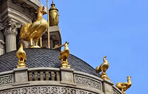 Các mặt tường của tòa nhà đều được trang trí họa tiết hết sức công phu. Theo đánh giá, ngôi nhà này trị giá 300 tỷ và được thiết kế theo phong cách kết hợp Đông Tây.