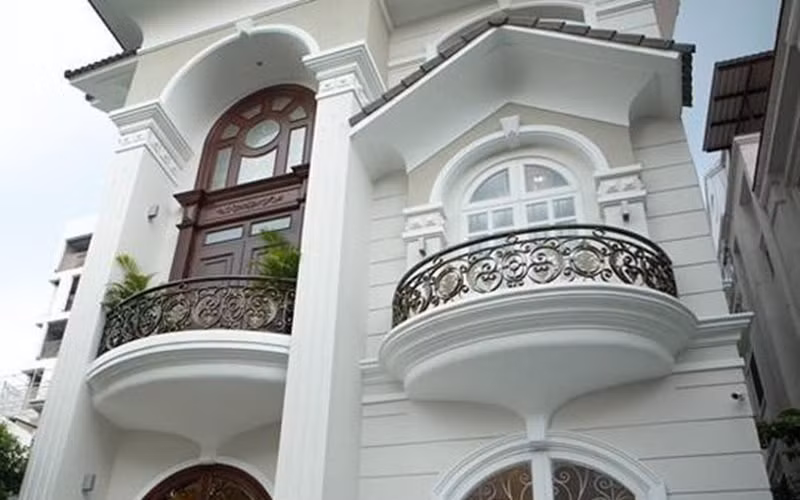 Tuy nhiên, người đẹp cho biết đã bán căn biệt thự này vì không có người trông coi với giá 7 triệu USD. Sau đó, Ngô Mỹ Uyên mua căn biệt thự khác ở khu Thảo Điền (quận 2, TP HCM) để mỗi lần về nước có nhà riêng. Ảnh: Dân Việt.