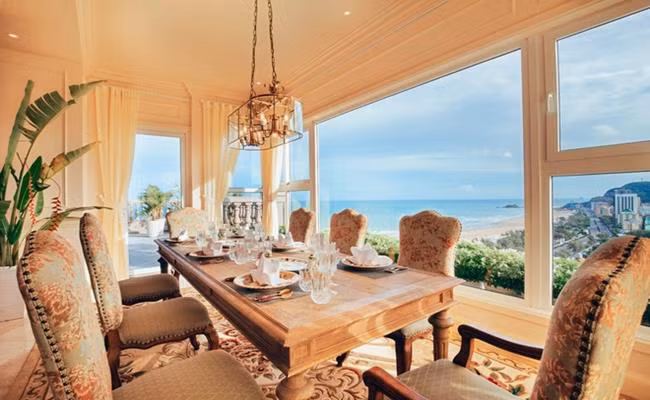 Ngoài ra, gia đình nàng hậu còn sở hữu một căn penthouse 500 m2 ở Vũng Tàu, bên trong căn nhà là nội thất tiện nghi và được thiết kế theo phong cách hoàng gia. Ảnh: Internet.
