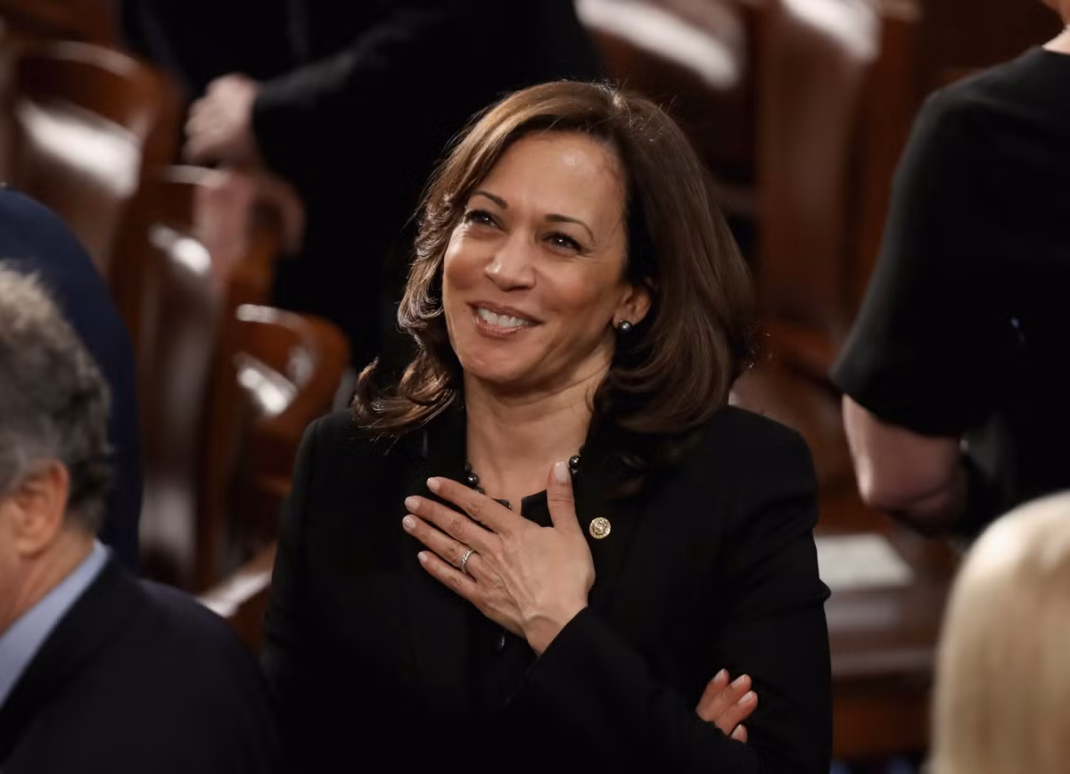 Tuy nhiên, Fortune cho biết, ngoài lương bà Harris có nguồn thu lớn đến từ việc viết sách. Năm 2018, Kamala Harris kiếm được khoảng 320.125 USD từ cuốn hồi ký The Truths We Hold. Năm 2019, bà thu về thêm 277.760 USD tiền bản quyền. Ảnh: Harper's.