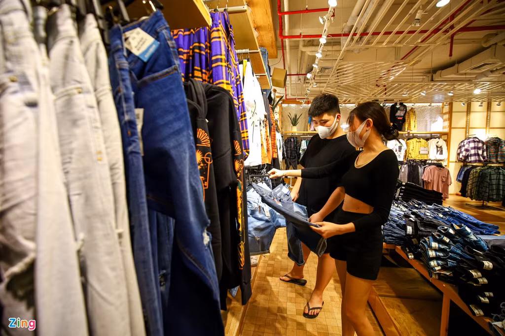 "Ngại chen lấn nên tôi cùng với bạn tranh thủ đi mua sắm vào dịp trước Black Friday, tuy nhiên vẫn chưa ưng ý được món đồ nào do giá vẫn còn cao quá", chị Thy (ngụ quận Tân Phú) cho biết.