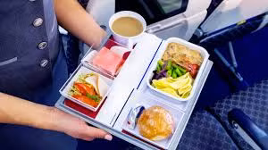 Lý do là khi di chuyển trên bầu trời, độ ẩm cabin sẽ giảm khoảng 15%. Cổ họng chúng ta lúc đó sẽ khô hơn, làm cho quá trình cảm nhận mùi và hương vị bị chậm lại.